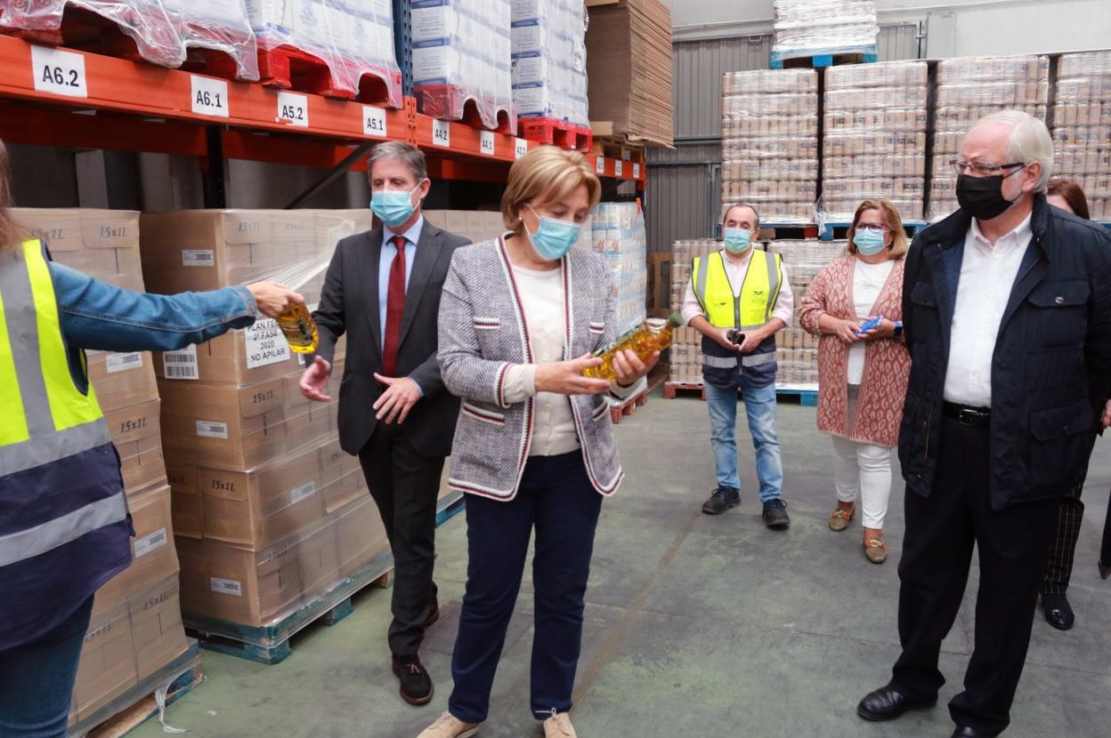 La delegada del Gobierno, Delia Losa, durante su visita a la sede del Banco de Alimentos, en Morcín. 