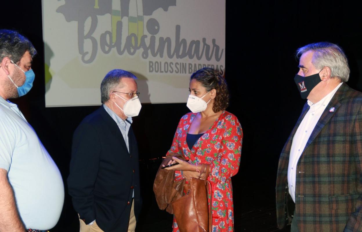 Álvarez Mesa, con miembros de la Asociación Bolosinbarr, en Mieres. 