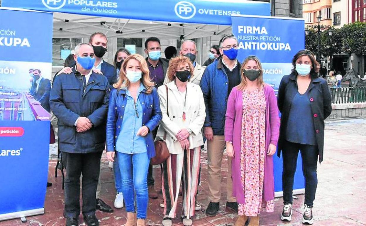 Teresa Mallada, junto a los diputados del grupo parlamentario, participó ayer en la campaña de recogida de firmas contra la ocupación ilegal de viviendas. 