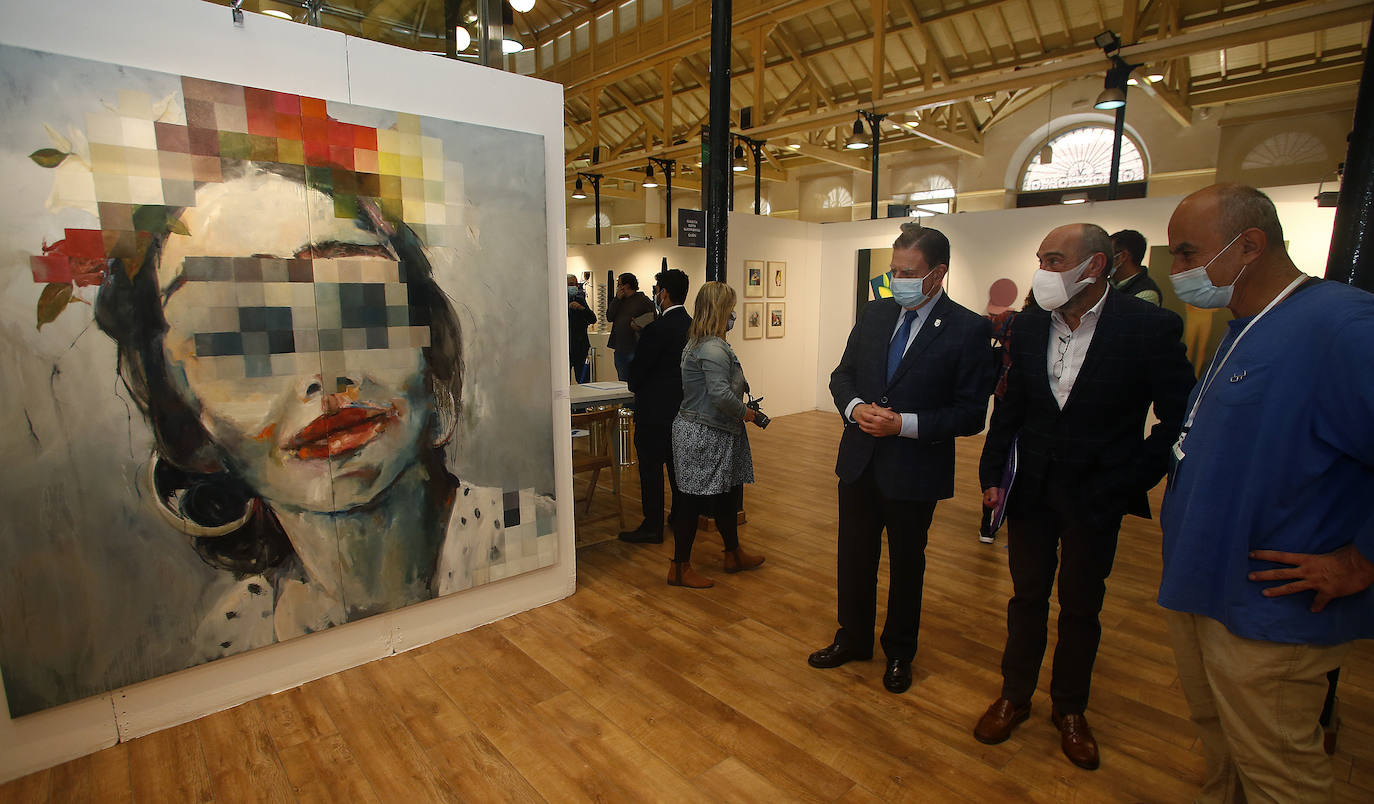 La Feria de Arte Contemporáneo del Principado, que se desarrollará hasta el 11 de octubre, muestra la obra de 68 artistas, un 70% asturianos, y 17 galerías de Oviedo, Gijón y Avilés, además de la Escuela de Arte de Oviedo para conmemorar la décima edición con obras de pintura, la escultura, la obra gráfica, la fotografía y la instalación.