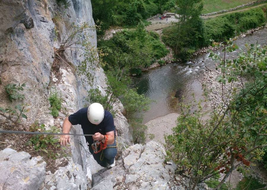 El norte de España puede presumir de tener alguna de las mejores vías ferratas. El desfiladero de Hermida, con una extensión de 21 kilómetros, no solo es el más largo de la Península, sino que también es uno de los encargados de marcar el límite de los Picos de Europa. Situado en el occidente de Cantabria y rozando la zona oriental asturiana, se encuentra flanqueado por imponentes paredes de roca caliza que llegan a alcanzar los 600 metros. Además, cuenta con una de las primeras vías ferratas que se hicieron en Cantabria y en la que podrás disfrutar de la vista de estas altas paredes de roca. Pero si prefieres optar por un plus de dificultad, la vía ferrata de 'los Peñarruscos' es tu mejor opción, siempre que cuentes con mucha experiencia.