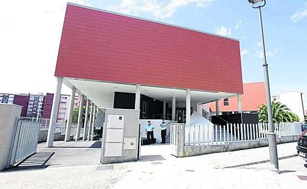 El centro de día Ría de Avilés, cerrado por un positivo