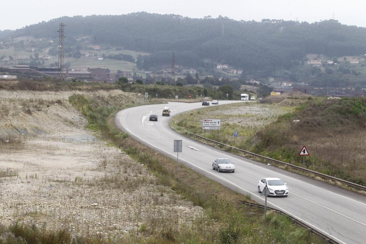 Carretera AS-19 con las explanaciones hechas en 2017. 