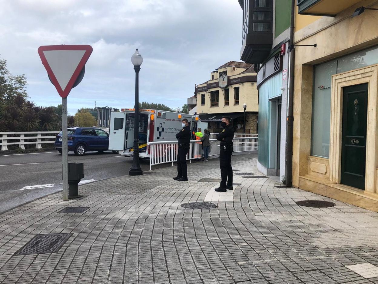 Ambulancia en la glorieta de La Guía. 