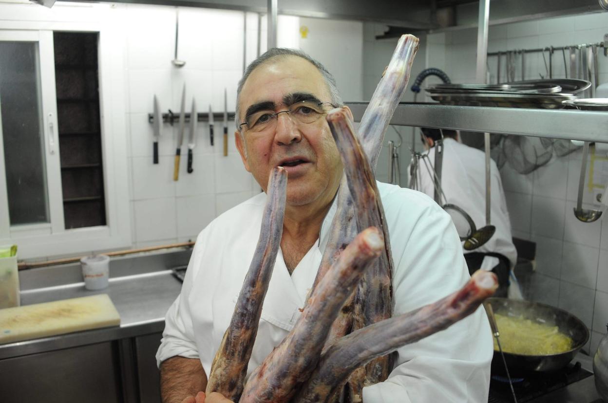 El chef Abraham García, enla cocina de su restaurante.