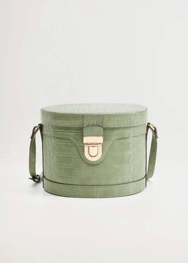 Bolso en color verde agua de Mango, 25,99 euros.