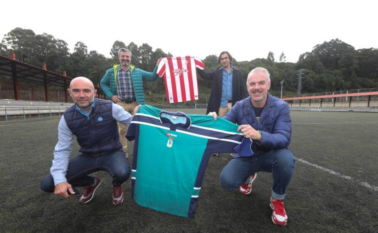 Manel y Boris, agachados, y Tati y Juanma, de pie, ayer en La Toba, donde iniciaron su carrera deportiva los veteranos de Oviedo y Sporting. 