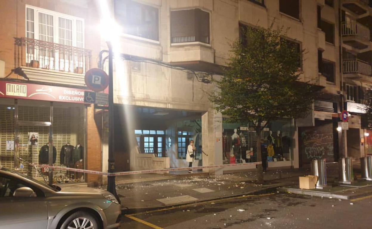 Cascotes desprendidos de una fachada en la calle Uría de Gijón.