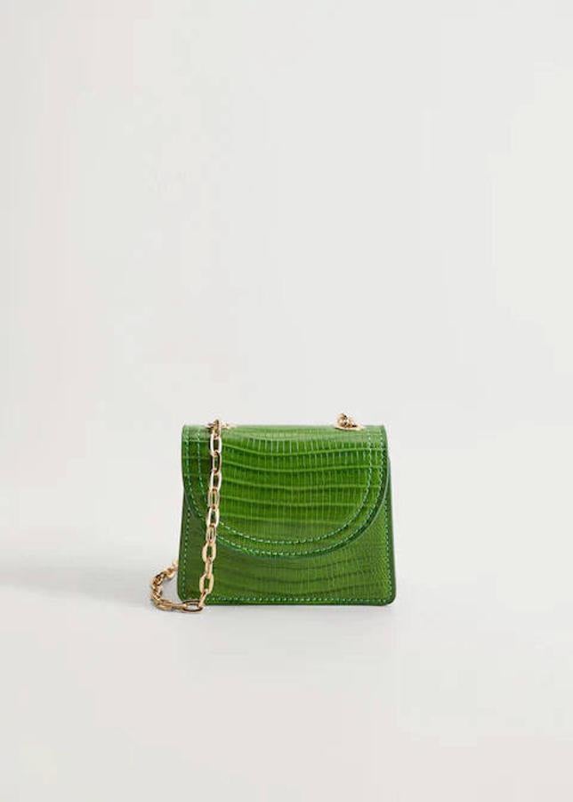 Mini bolso con cadena y en color verde de Mango, 12,99 euros.