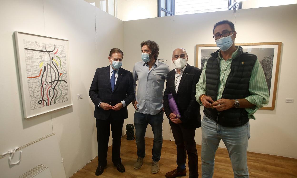 Alfredo Canteli, Pablo de Lillo, Iván Dasto y José Luis Costillas, frente a la obra que sirvió de cartel de San Mateo. 