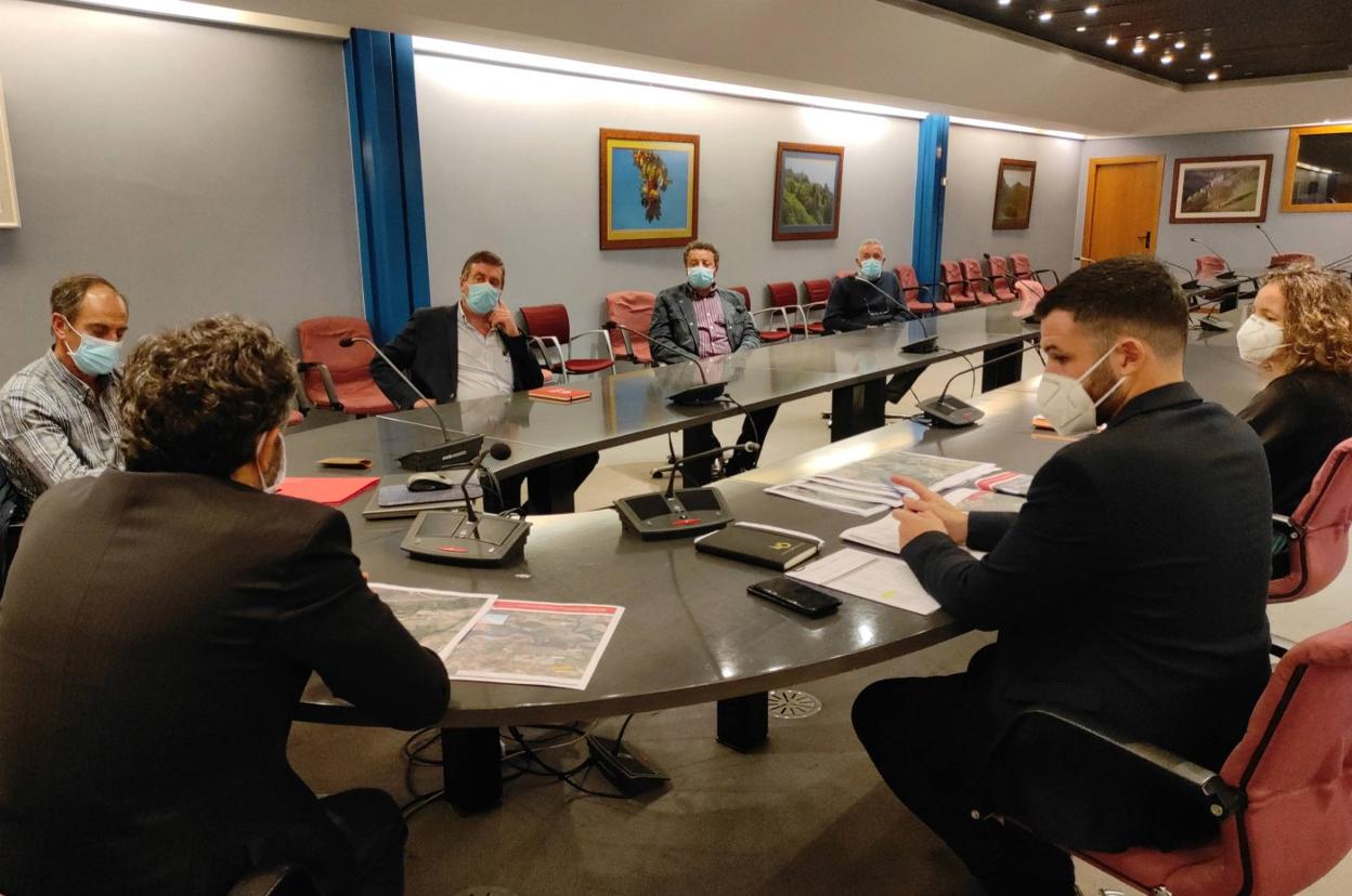 Eustaquio Revilla, José Antonio Barrientos, Wenceslao González y José Valledor, reunidos con Alejandro Calvo, Jorge García y Esther Díaz. 