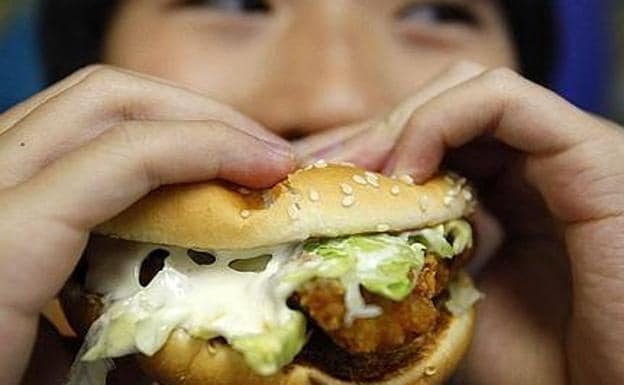 Consumo prohibirá anuncios de alimentos no saludables para menores de 15 años