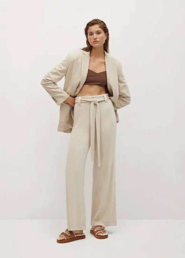 Pantalón recto con cinturón de Mango, 25,99 euros.