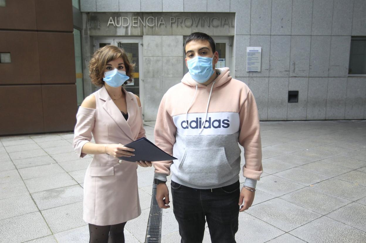 La abogada de la familia, Verónica Cotelo, y el hijo de la expareja del condenado, Cristian García. 