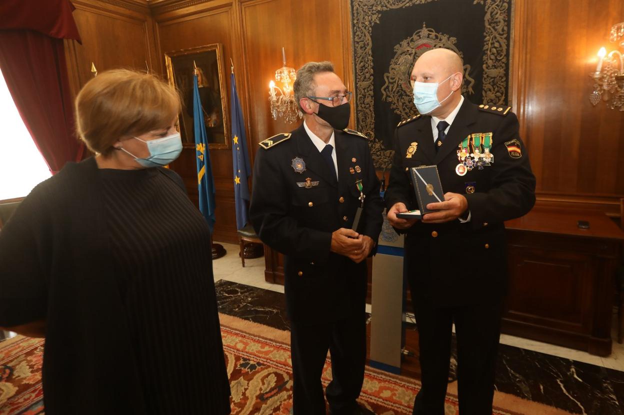 El comisario entregó la medalla al inspector de la Policía Local en un acto en el Ayuntamiento. 