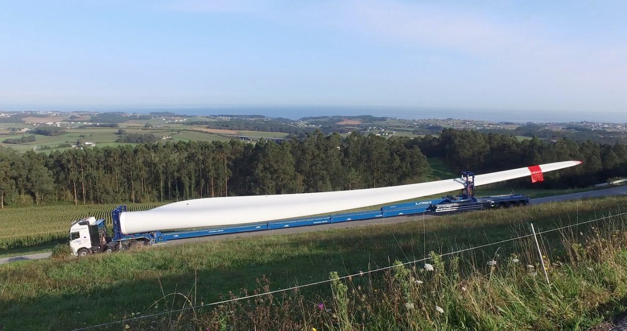 Un camión transporta una pala al parque de Cordel-Vidural. 