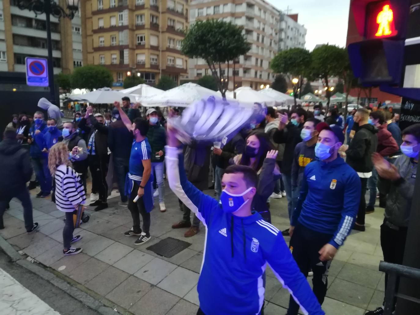 Los aficionados del Sporting y del Real Oviedo han animado a sus equipos antes del inicio del derbi asturiano en el estadio Carlos Tartiere. 