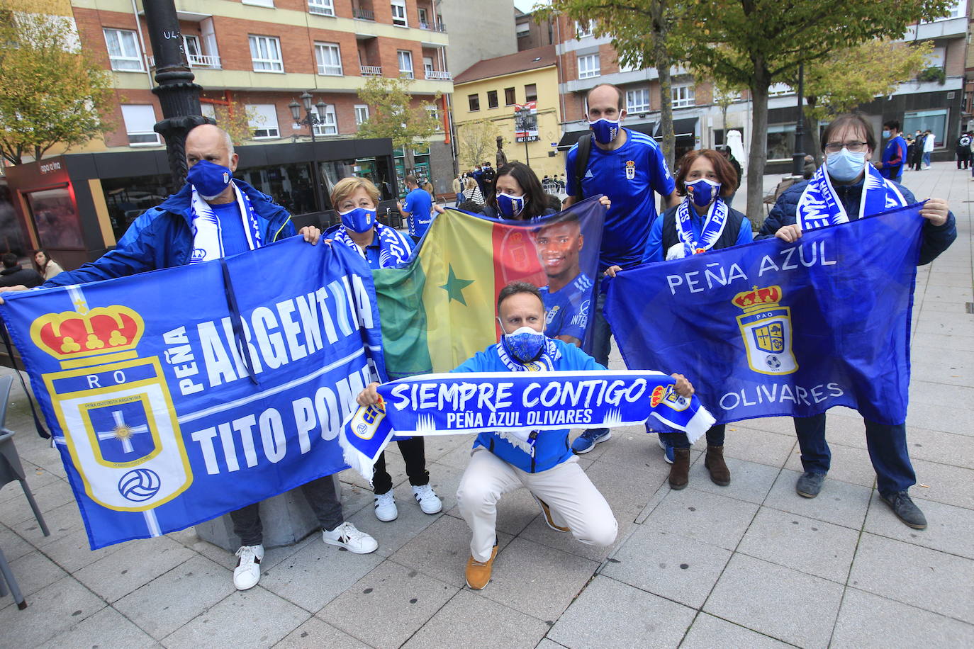 Los aficionados del Sporting y del Real Oviedo han animado a sus equipos antes del inicio del derbi asturiano en el estadio Carlos Tartiere. 