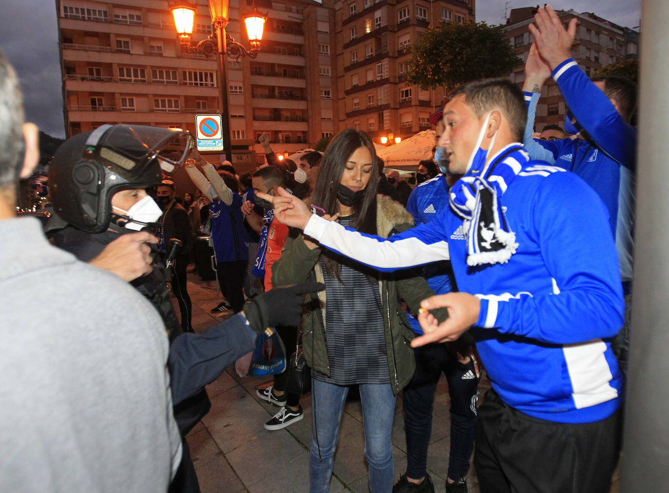 Los aficionados del Sporting y del Real Oviedo han animado a sus equipos antes del inicio del derbi asturiano en el estadio Carlos Tartiere. 