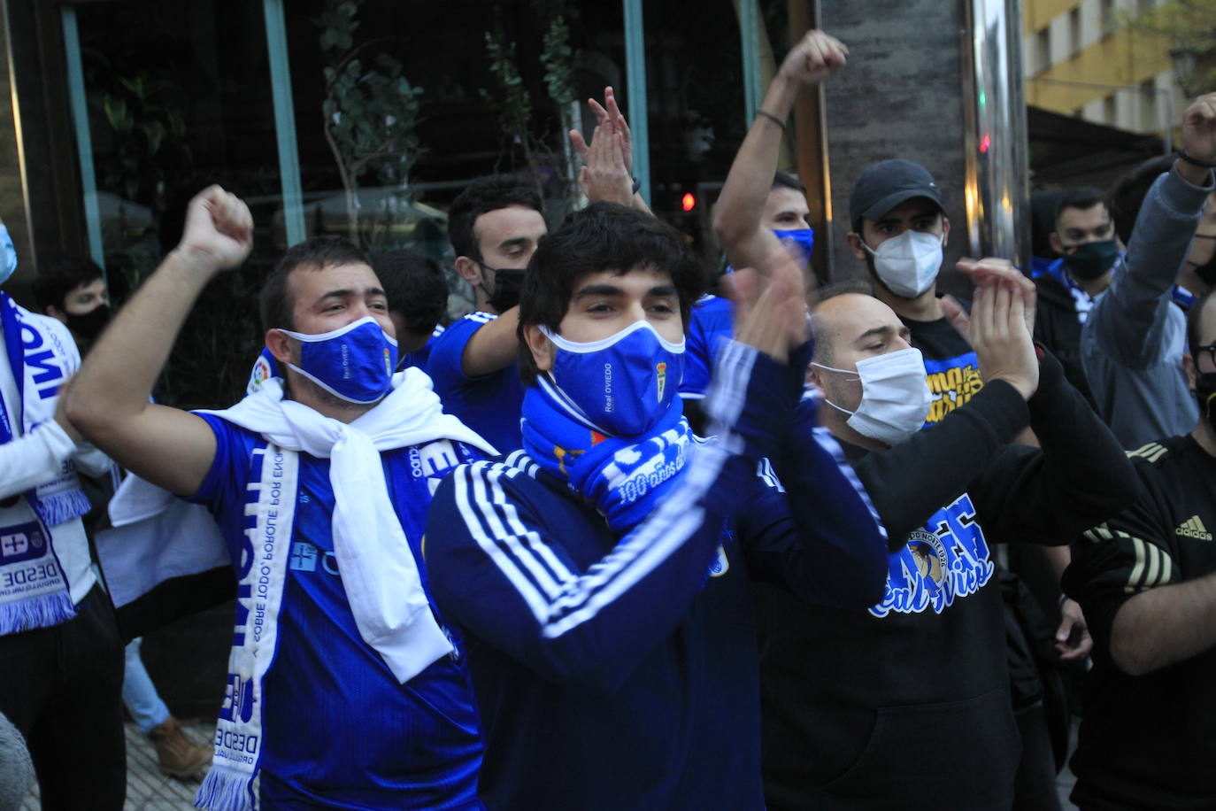 Los aficionados del Sporting y del Real Oviedo han animado a sus equipos antes del inicio del derbi asturiano en el estadio Carlos Tartiere. 