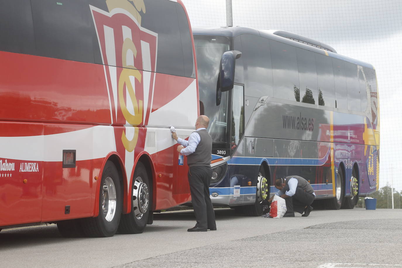 Los aficionados del Sporting y del Real Oviedo han animado a sus equipos antes del inicio del derbi asturiano en el estadio Carlos Tartiere. 