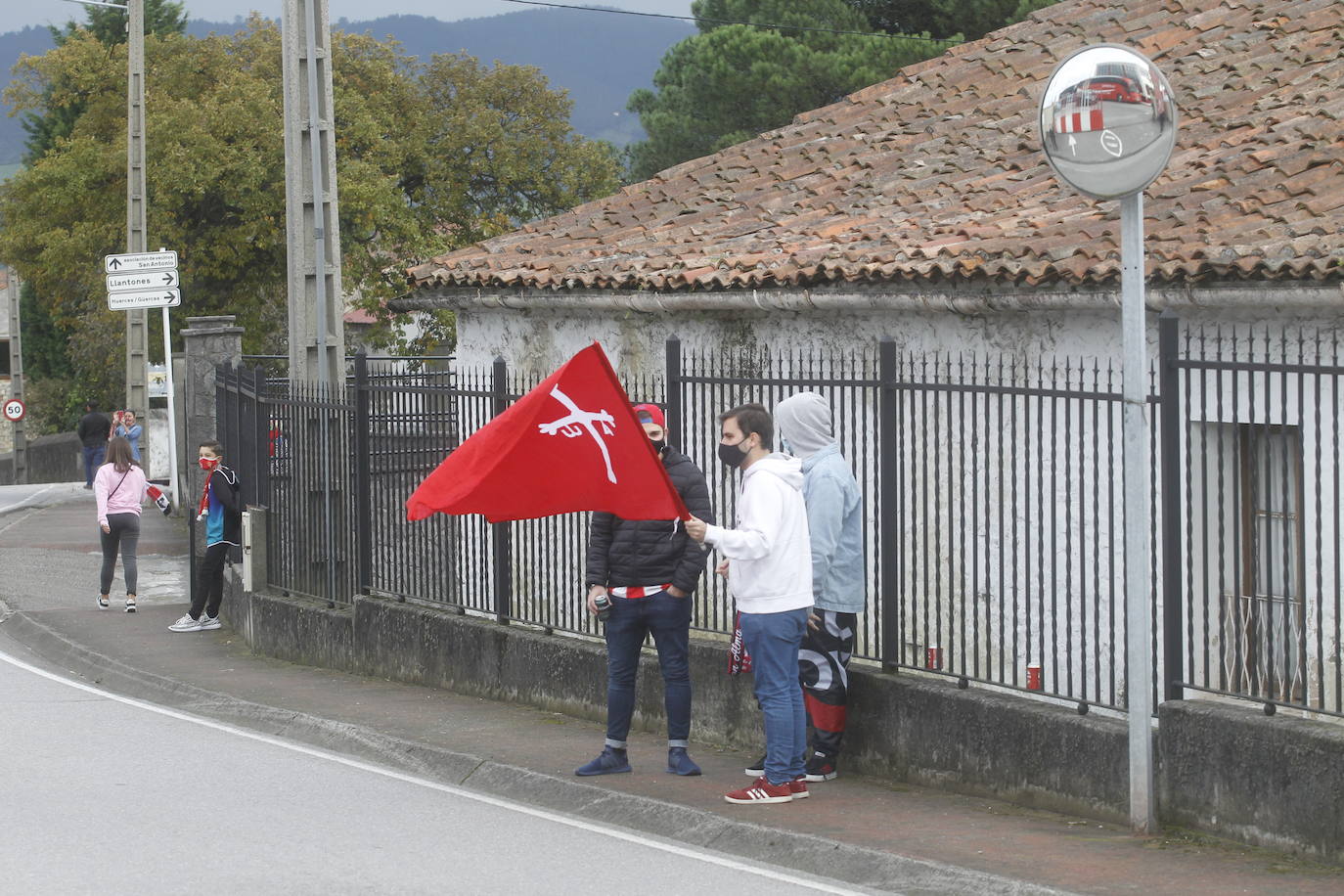 Los aficionados del Sporting y del Real Oviedo han animado a sus equipos antes del inicio del derbi asturiano en el estadio Carlos Tartiere. 