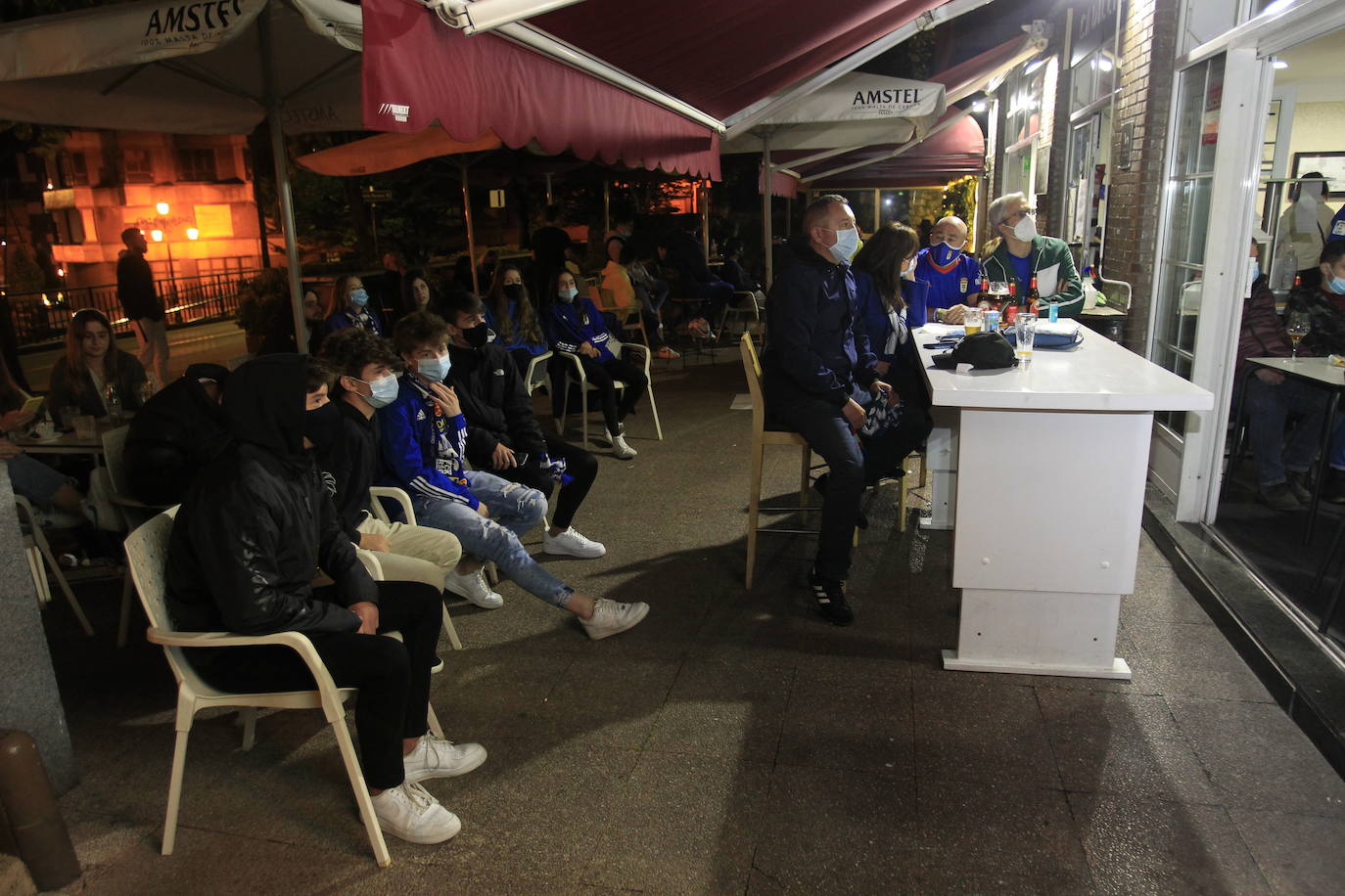 Los aficionados del Real Oviedo y del Sporting han disfrutado del derbi asturiano lejos del estadio Carlos Tartiere, pero eso no le ha restado intensidad al derbi asturiano. 