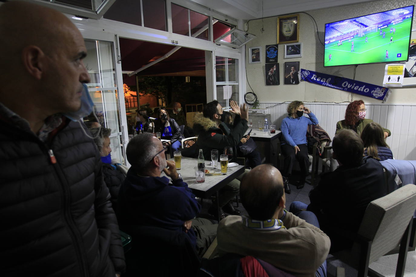 Los aficionados del Real Oviedo y del Sporting han disfrutado del derbi asturiano lejos del estadio Carlos Tartiere, pero eso no le ha restado intensidad al derbi asturiano. 