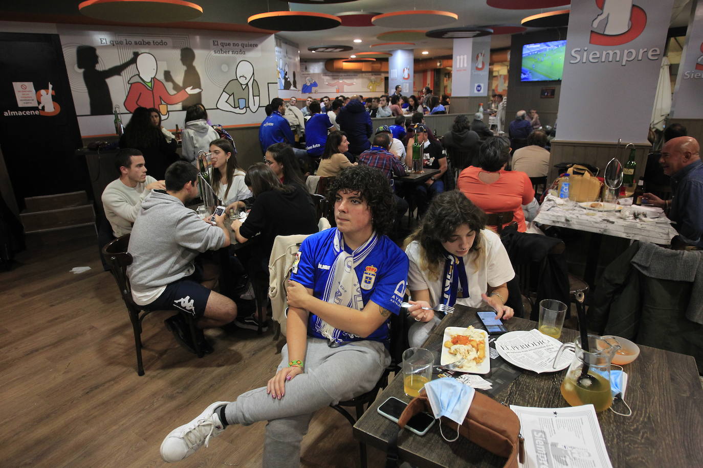 Los aficionados del Real Oviedo y del Sporting han disfrutado del derbi asturiano lejos del estadio Carlos Tartiere, pero eso no le ha restado intensidad al derbi asturiano. 