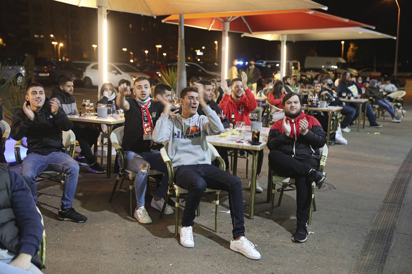 Los aficionados del Real Oviedo y del Sporting han disfrutado del derbi asturiano lejos del estadio Carlos Tartiere, pero eso no le ha restado intensidad al derbi asturiano. 