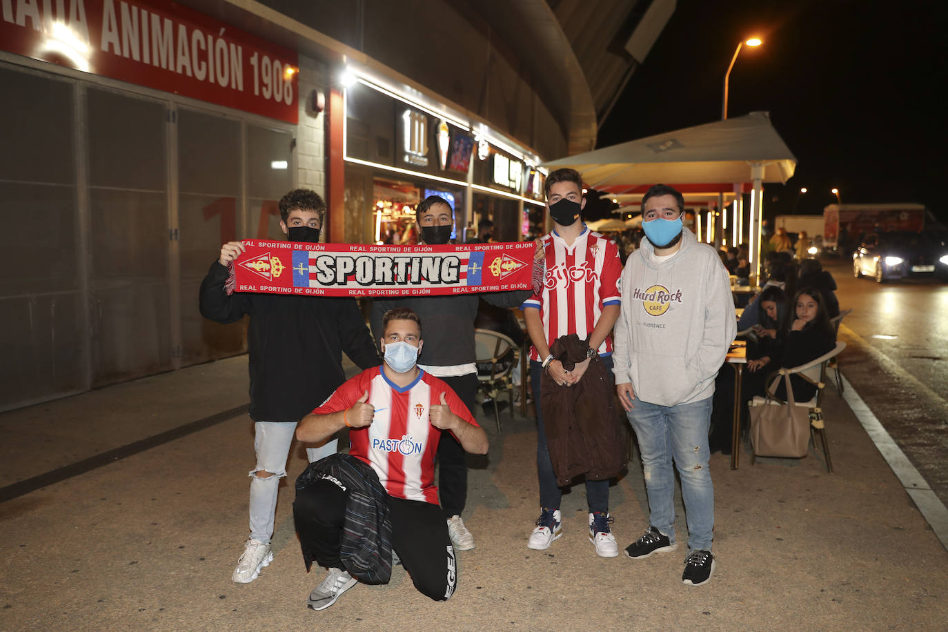 Los aficionados del Real Oviedo y del Sporting han disfrutado del derbi asturiano lejos del estadio Carlos Tartiere, pero eso no le ha restado intensidad al derbi asturiano. 