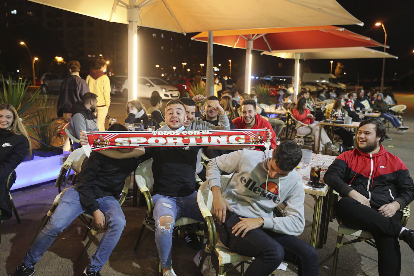 Los aficionados del Real Oviedo y del Sporting han disfrutado del derbi asturiano lejos del estadio Carlos Tartiere, pero eso no le ha restado intensidad al derbi asturiano. 