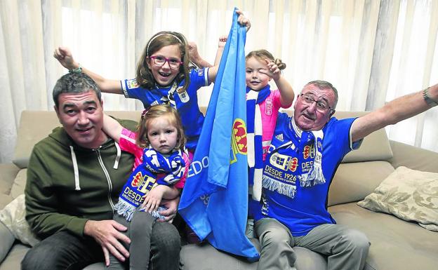 Luis Rodríguez y sus hijas Alba –en brazos– y Nora, junto a su prima Cristina y el abuelo de las tres oviedistas, Víctor Rodríguez . 