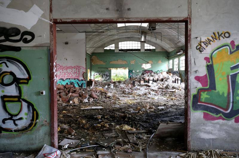 Los vecinos de San Claudio urgen medidas para evitar una desgracia en un recinto que dejó de tener actividad el 30 de abril de 2009, dejando en el paro a 44 trabajadores y dando carpetazo a 108 años de esplendor y exportación del nombre de San Claudio y de la ciudad de Oviedo.