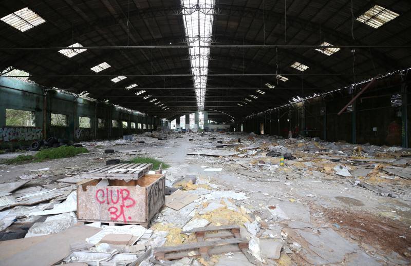 Los vecinos de San Claudio urgen medidas para evitar una desgracia en un recinto que dejó de tener actividad el 30 de abril de 2009, dejando en el paro a 44 trabajadores y dando carpetazo a 108 años de esplendor y exportación del nombre de San Claudio y de la ciudad de Oviedo.