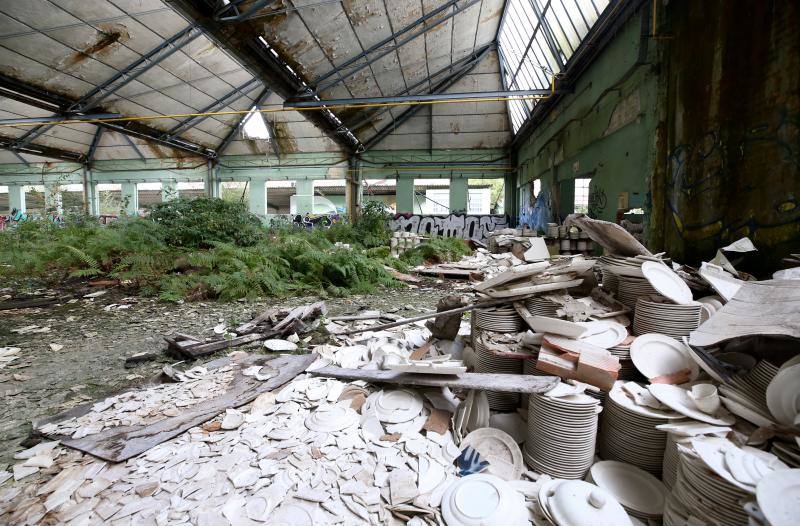 Los vecinos de San Claudio urgen medidas para evitar una desgracia en un recinto que dejó de tener actividad el 30 de abril de 2009, dejando en el paro a 44 trabajadores y dando carpetazo a 108 años de esplendor y exportación del nombre de San Claudio y de la ciudad de Oviedo.