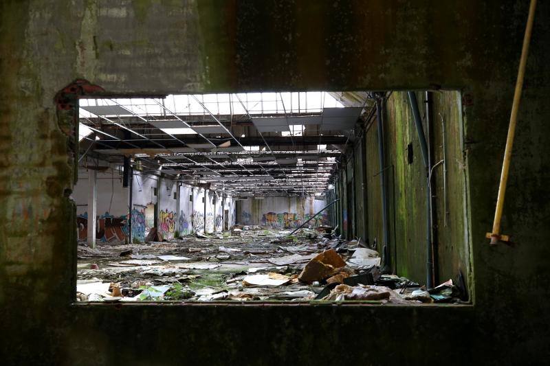 Los vecinos de San Claudio urgen medidas para evitar una desgracia en un recinto que dejó de tener actividad el 30 de abril de 2009, dejando en el paro a 44 trabajadores y dando carpetazo a 108 años de esplendor y exportación del nombre de San Claudio y de la ciudad de Oviedo.