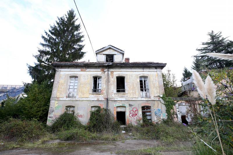 Los vecinos de San Claudio urgen medidas para evitar una desgracia en un recinto que dejó de tener actividad el 30 de abril de 2009, dejando en el paro a 44 trabajadores y dando carpetazo a 108 años de esplendor y exportación del nombre de San Claudio y de la ciudad de Oviedo.