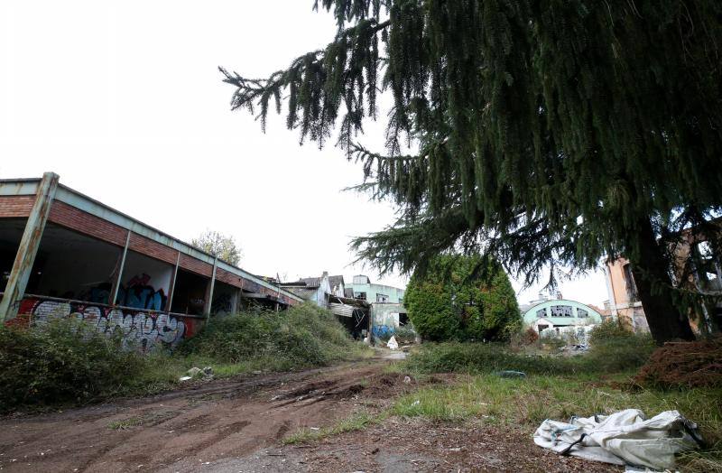 Los vecinos de San Claudio urgen medidas para evitar una desgracia en un recinto que dejó de tener actividad el 30 de abril de 2009, dejando en el paro a 44 trabajadores y dando carpetazo a 108 años de esplendor y exportación del nombre de San Claudio y de la ciudad de Oviedo.