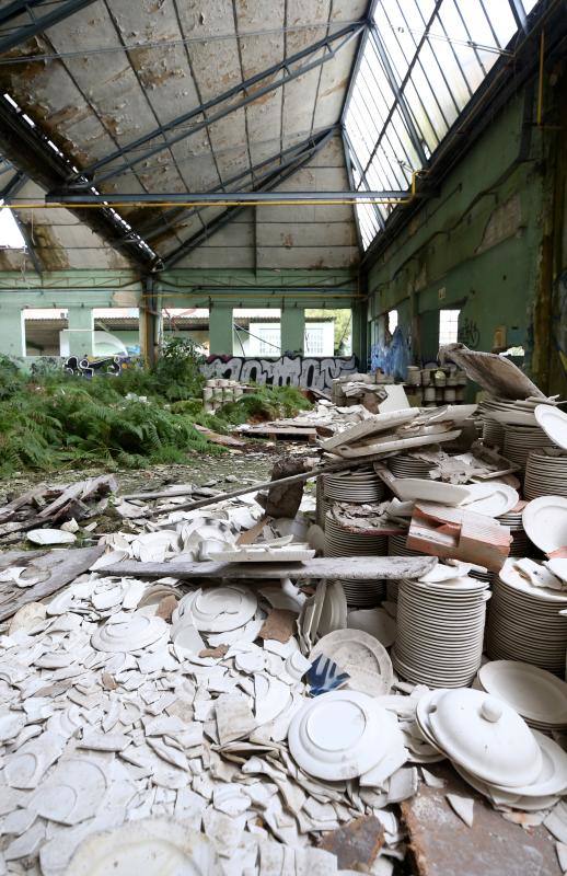 Los vecinos de San Claudio urgen medidas para evitar una desgracia en un recinto que dejó de tener actividad el 30 de abril de 2009, dejando en el paro a 44 trabajadores y dando carpetazo a 108 años de esplendor y exportación del nombre de San Claudio y de la ciudad de Oviedo.