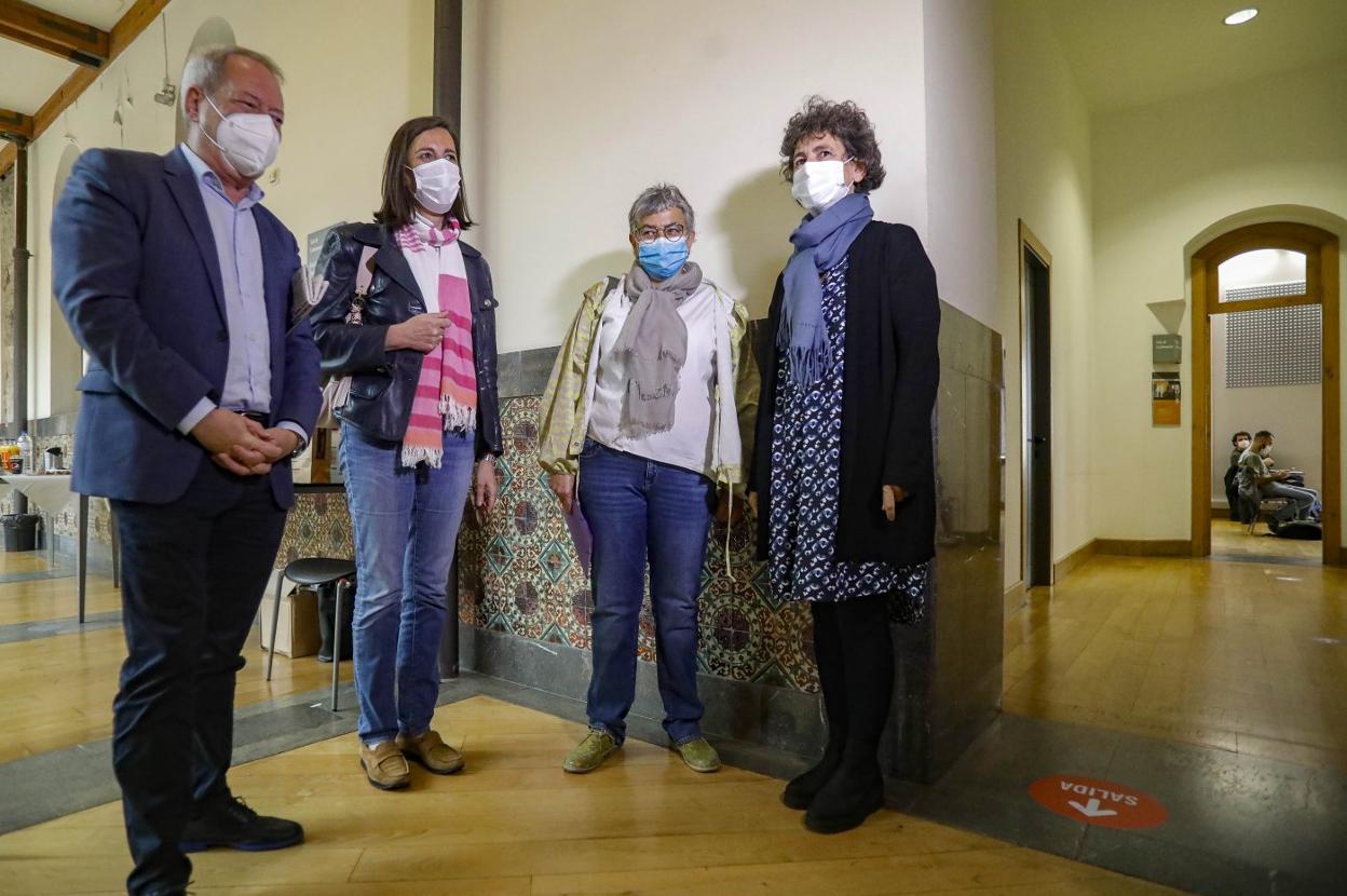 Aurelio Martín, Nieves Roqueñí, Ana González y Ana Oregi, antes de participar en la charla. 