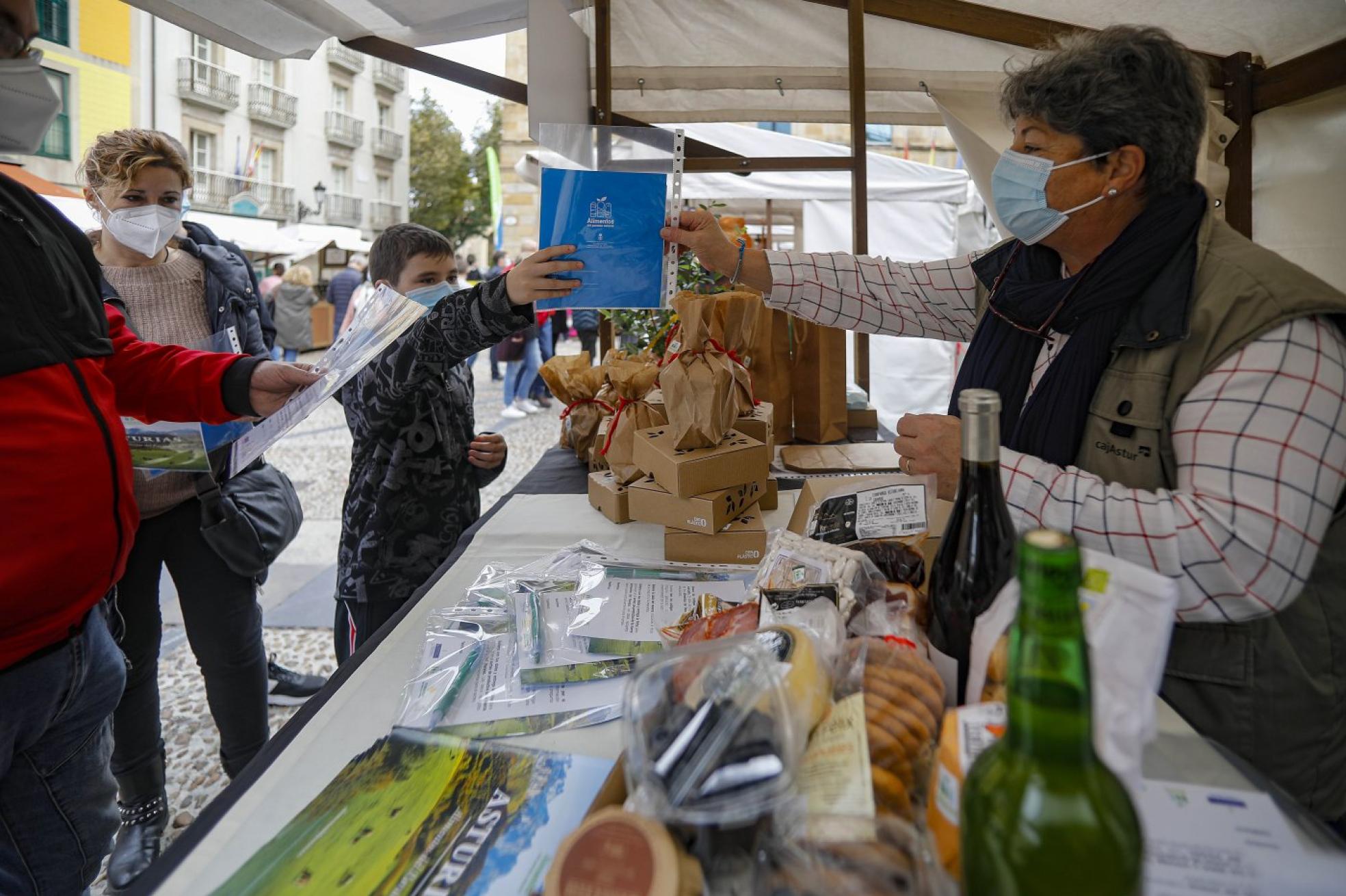 Isaura Souza reparte folletos para promocionar los Alimentos del Paraíso Natural. 