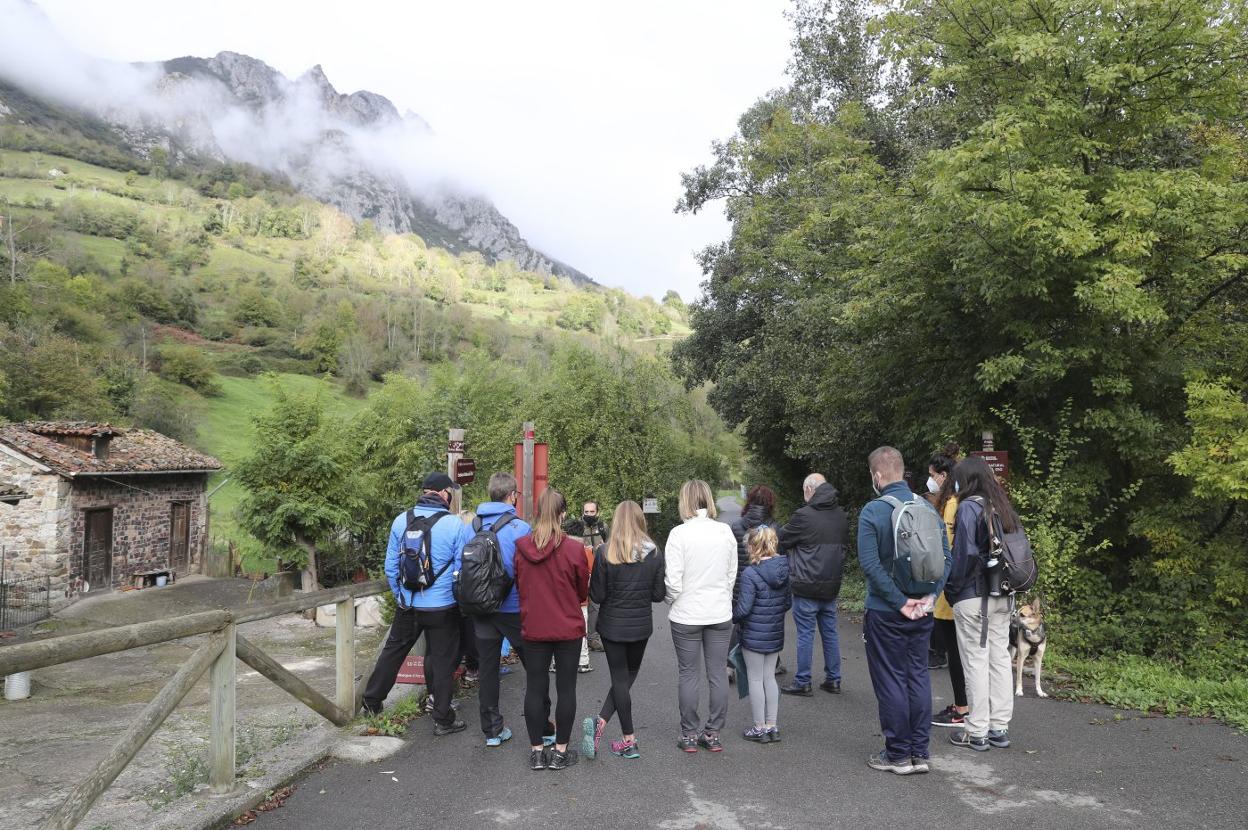 Un grupo de participantes en el primer itinerario de otoño a su salida, en la localidad de Arrojo, en Quirós. 