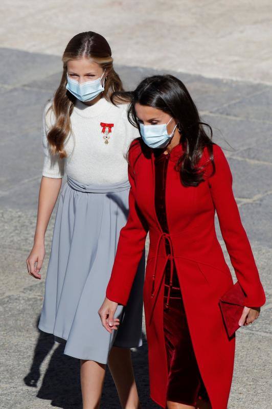 El estilismo de la Reina Letizia, de la Princesa Leonor y de la Infanta Sofía durante el desfile del 12 de octubre en la plaza de la Armería del Palacio Real de Madrid han captado la atención mediática. La Reina ha vuelto a apostar por Felipe Varela y ha rescatado un sobrio dos piezas de inspiración oriental, formado por un vestido de terciopelo con botones y un abrigo recto en crepe que se abrocha con pequeños lazos. La Princesa Leonor ha lucido una falda abullonada de color azul y un cuerpo con mangas de farol, del que prendía la insignia de la orden del Toisón de Oro. La Infanta Sofía, mucho más sobria, ha optado este 12-O por un conjunto compuesto por un pantalón ancho y una camisola con gran lazada.