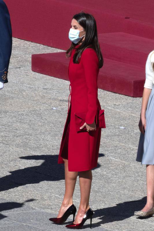 El estilismo de la Reina Letizia, de la Princesa Leonor y de la Infanta Sofía durante el desfile del 12 de octubre en la plaza de la Armería del Palacio Real de Madrid han captado la atención mediática. La Reina ha vuelto a apostar por Felipe Varela y ha rescatado un sobrio dos piezas de inspiración oriental, formado por un vestido de terciopelo con botones y un abrigo recto en crepe que se abrocha con pequeños lazos. La Princesa Leonor ha lucido una falda abullonada de color azul y un cuerpo con mangas de farol, del que prendía la insignia de la orden del Toisón de Oro. La Infanta Sofía, mucho más sobria, ha optado este 12-O por un conjunto compuesto por un pantalón ancho y una camisola con gran lazada.