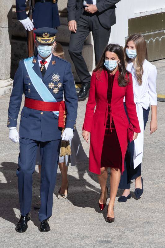 El estilismo de la Reina Letizia, de la Princesa Leonor y de la Infanta Sofía durante el desfile del 12 de octubre en la plaza de la Armería del Palacio Real de Madrid han captado la atención mediática. La Reina ha vuelto a apostar por Felipe Varela y ha rescatado un sobrio dos piezas de inspiración oriental, formado por un vestido de terciopelo con botones y un abrigo recto en crepe que se abrocha con pequeños lazos. La Princesa Leonor ha lucido una falda abullonada de color azul y un cuerpo con mangas de farol, del que prendía la insignia de la orden del Toisón de Oro. La Infanta Sofía, mucho más sobria, ha optado este 12-O por un conjunto compuesto por un pantalón ancho y una camisola con gran lazada.