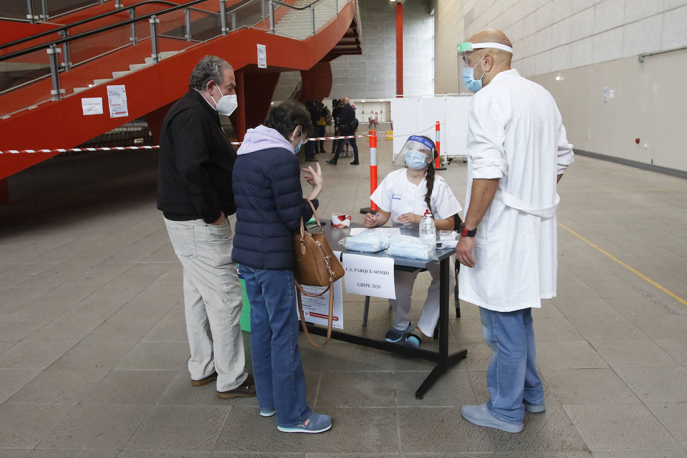 La vacunación contra la gripe se antoja este año más importante que en campañas anteriores, a causa de la crisis sanitaria del coronavirus. Por eso, el Principado ha ampliado los grupos de riesgo y ha dispuesto nuevos espacios para la vacunación, que ha comenzado este martes. La Consejería de Salud ha dispuesto 400.000 dosis, casi el doble que el año pasado, con el objetivo de alcanzar una cobertura del 75 por ciento de la población asturiana. 