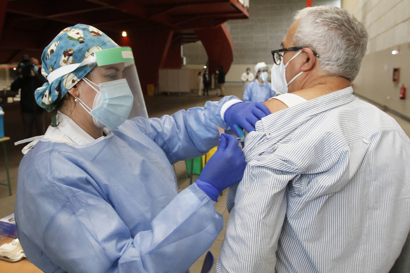 La vacunación contra la gripe se antoja este año más importante que en campañas anteriores, a causa de la crisis sanitaria del coronavirus. Por eso, el Principado ha ampliado los grupos de riesgo y ha dispuesto nuevos espacios para la vacunación, que ha comenzado este martes. La Consejería de Salud ha dispuesto 400.000 dosis, casi el doble que el año pasado, con el objetivo de alcanzar una cobertura del 75 por ciento de la población asturiana. 