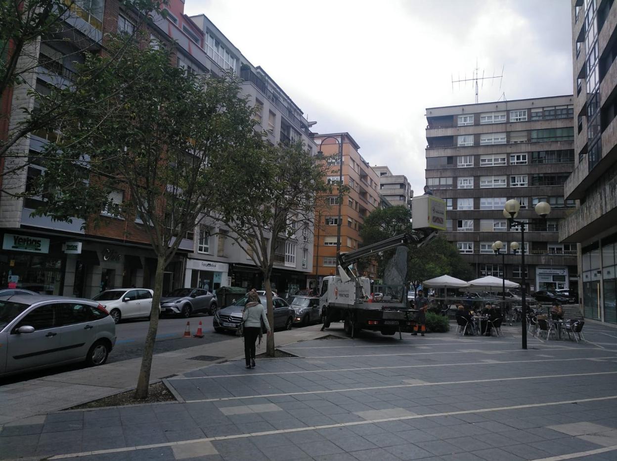 Instalación de las primeras luces navideñas en la calle José Cueto, en pleno centro de Avilés. 