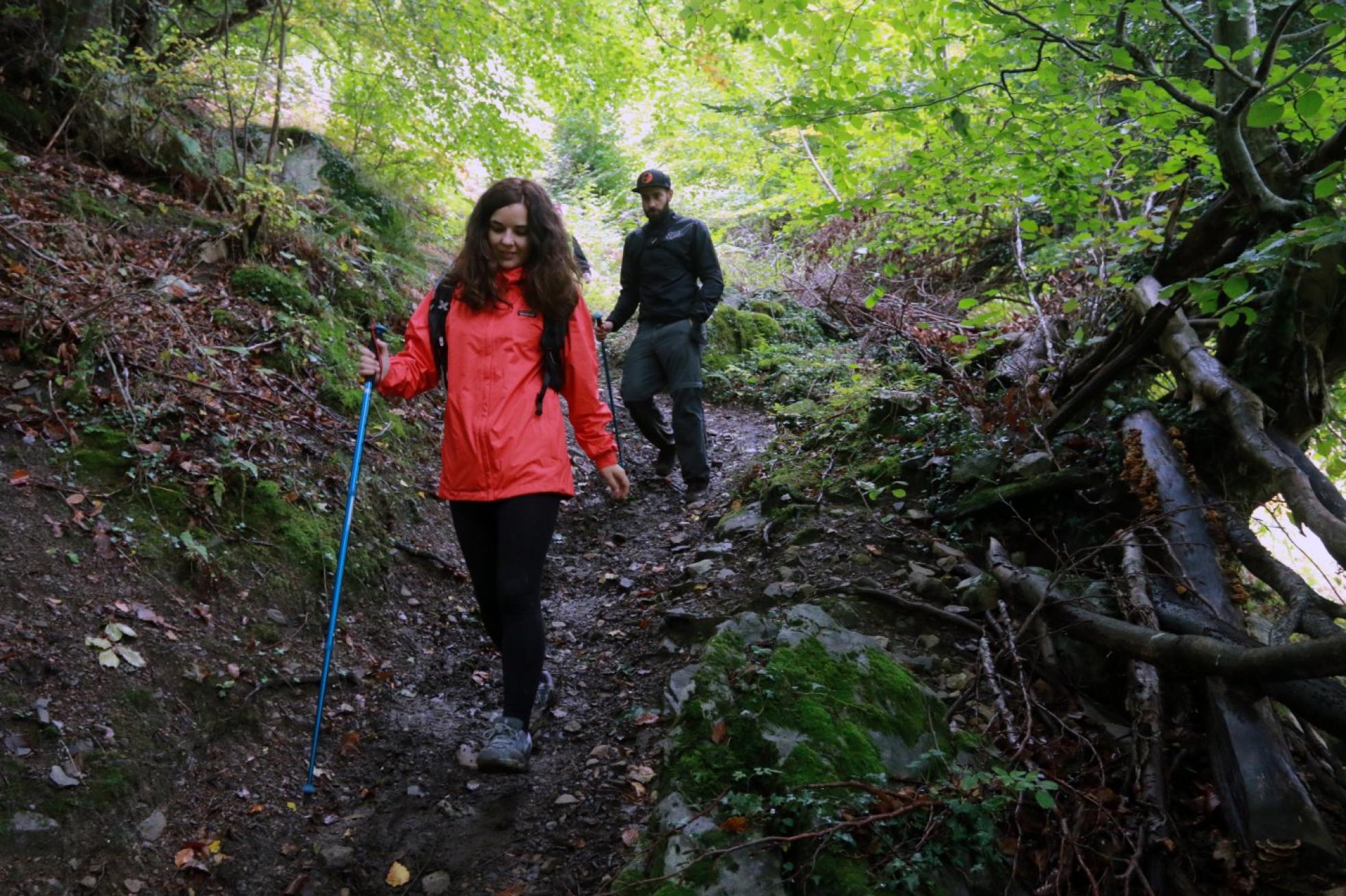 p Unas de las cascadas que se puede encontrar el visitante durante el recorrido de la ruta por el bosque de El Gumial. Senderistas en la ruta de El Gumial. 